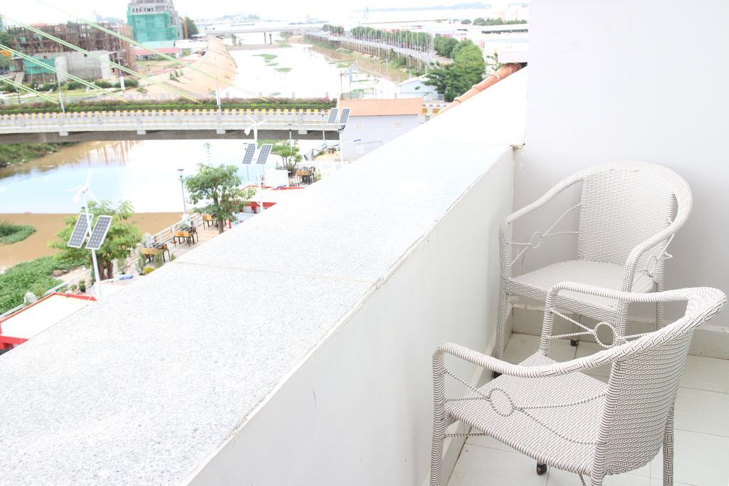 K9 Riverside Hotel Phnom Penh Esterno foto