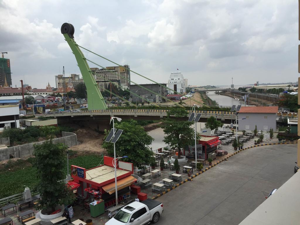 K9 Riverside Hotel Phnom Penh Esterno foto
