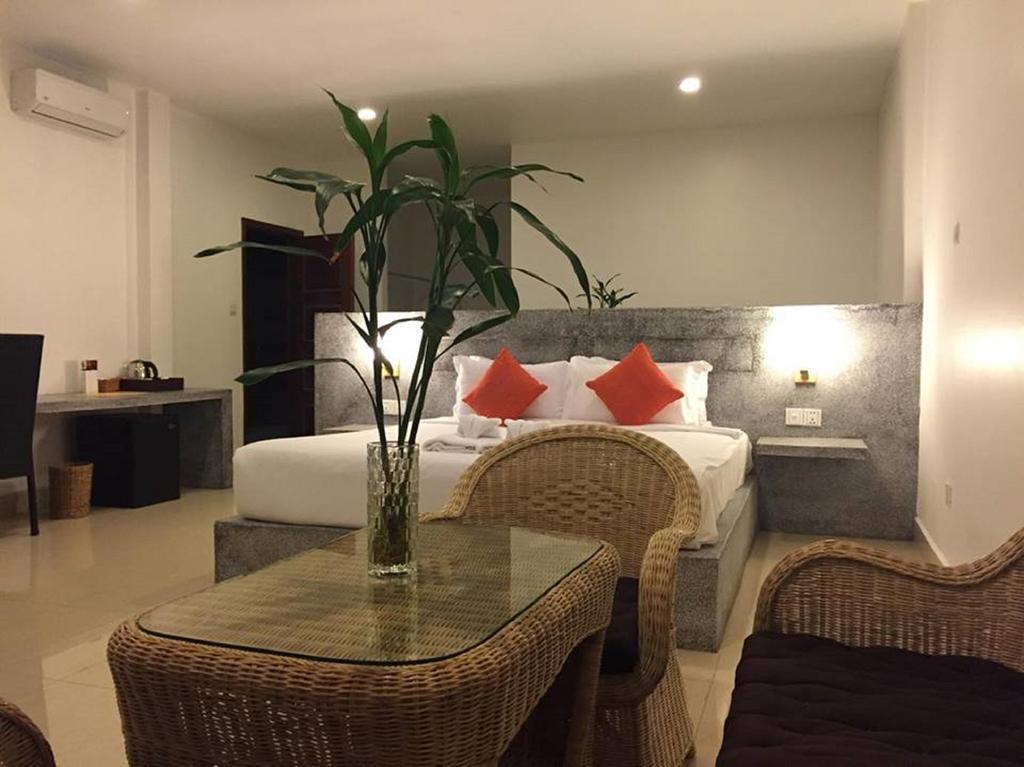 K9 Riverside Hotel Phnom Penh Esterno foto